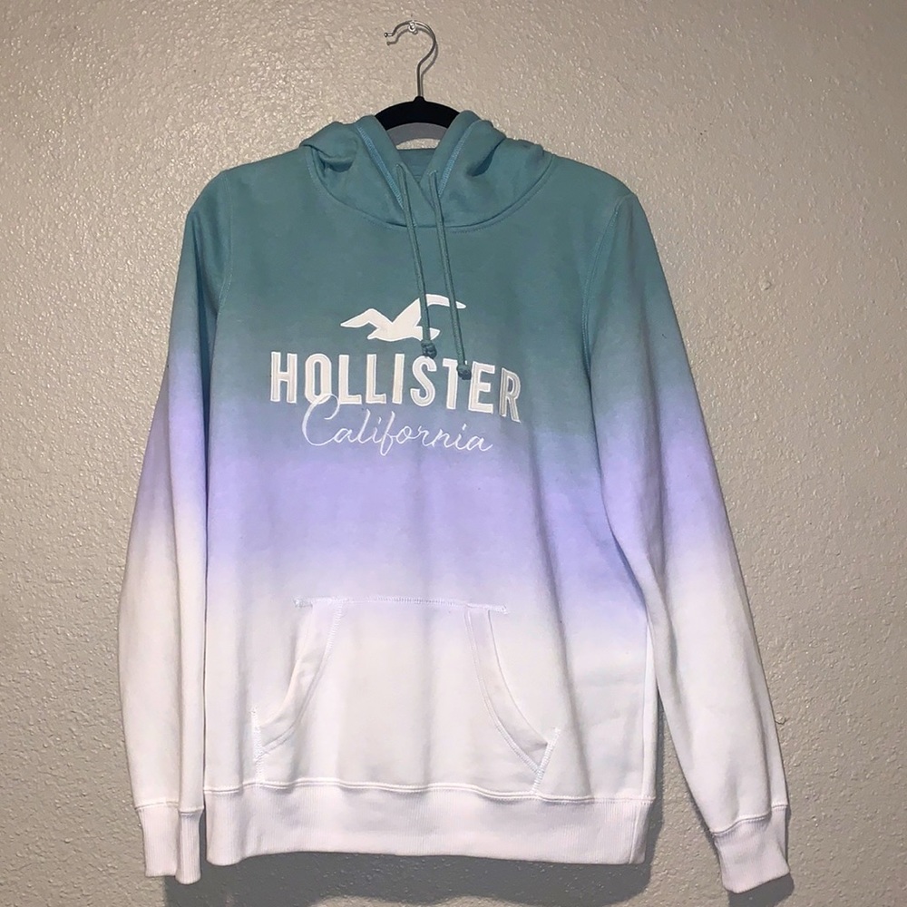 Love this colored hoodie 💙💜🤍
